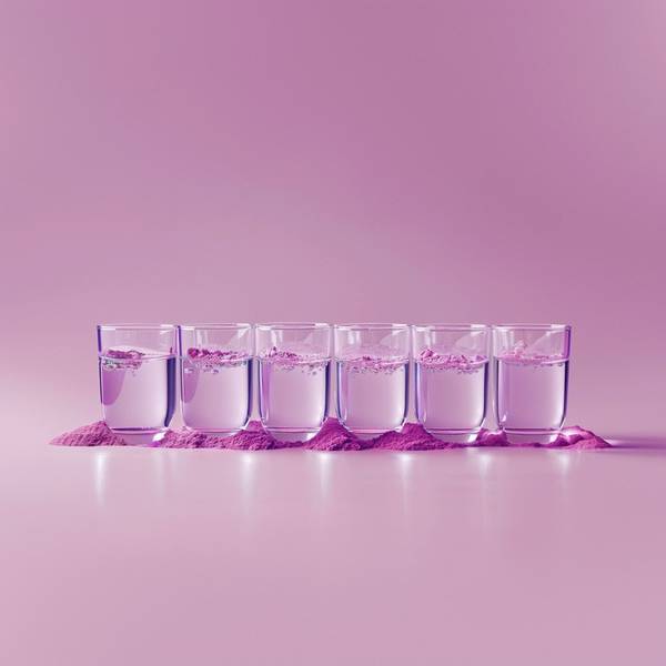 女人一天八杯水时间表，以女人一天八杯水时间表为主题，用简洁明了的设计风格呈现，包含不同时间段饮水场景，突出健康生活理念，信息清晰易读