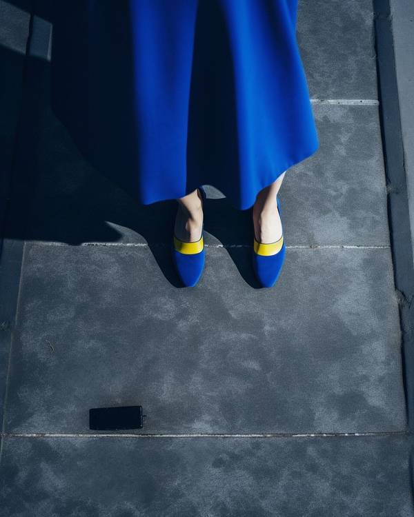 蓝色裙子配什么颜色鞋子,蓝色裙子最全搭配指南:这些鞋色让你更优雅得体