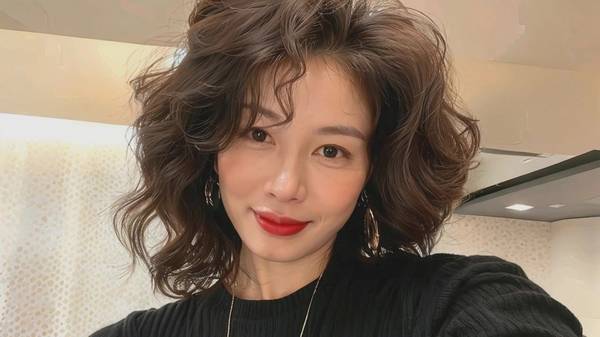 直发和卷发哪个显年轻，卷发更显年轻活力的秘密就在这里