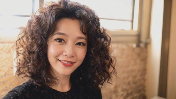 圆脸适合哪种卷发，圆脸福音最显瘦卷发类型全解析