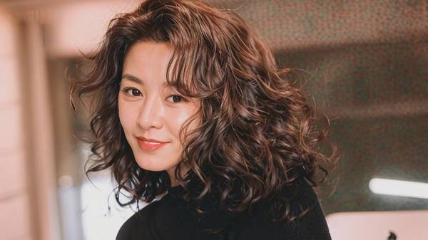 烫发后怎么打理卷发,烫发后7天养成柔顺卷发打理术