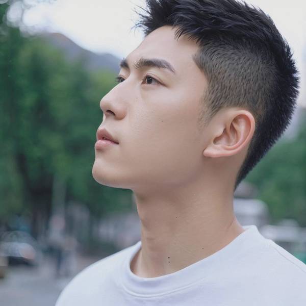 不烫不染男生自然发型，蓬松清爽露额短发，重塑阳光校草少年感