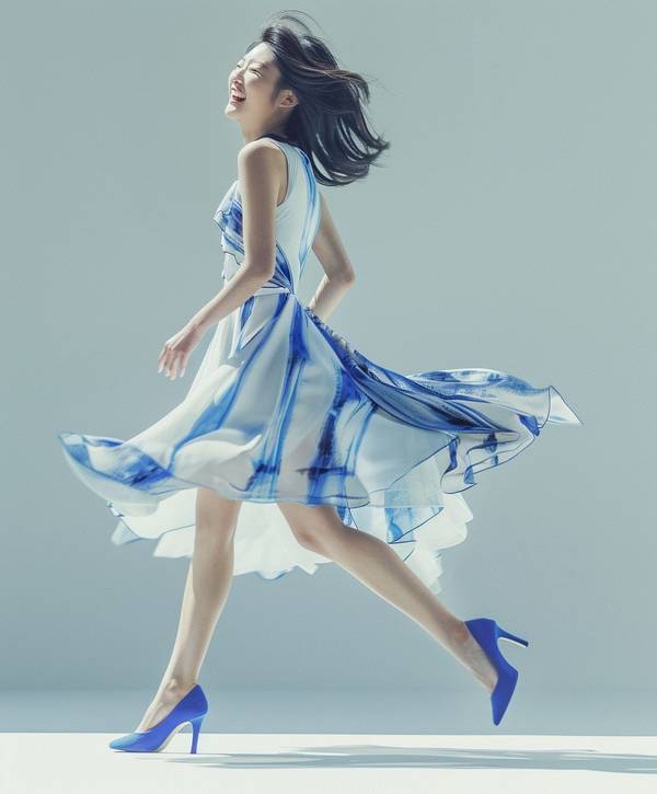 连衣裙配什么鞋子好看，轻灵漫步：连衣裙与各类鞋履的时尚搭配指南