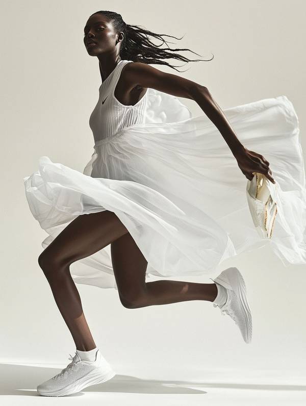 白色连衣裙配什么鞋子好看，轻盈变装指南：5种白裙配鞋方案穿出四季时尚感