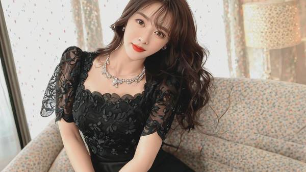 黑色蕾丝连衣裙搭配什么鞋子，25款优雅鞋履搭配黑色蕾丝连衣裙全指南