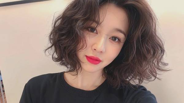 女士烫发的各种款式,探索流行烫发款式打造优雅时尚发型指南