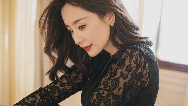 黑色蕾丝连衣裙搭配什么鞋子，25款优雅鞋履搭配黑色蕾丝连衣裙全指南