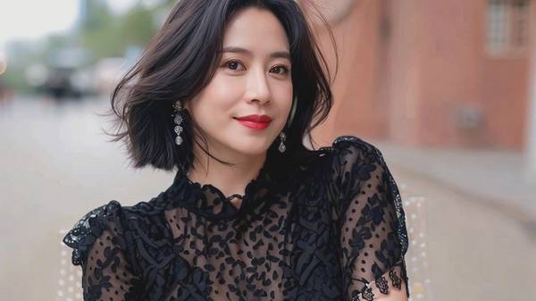 黑色蕾丝长裙配什么上衣,黑色蕾丝长裙的万能上衣搭配法则合集