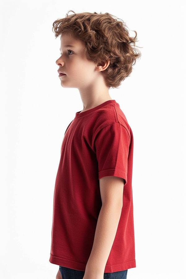 大红色t恤配什么裤子，大红色T恤搭配牛仔裤与黑白裤的万能法则