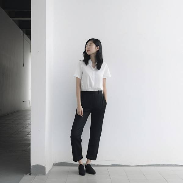 深蓝色裤子配什么颜色上衣好看，深蓝长裤配色指南 四种经典上衣搭配方案