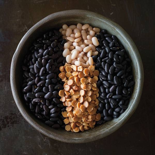 黑色裤子配什么颜色t恤，黑色裤子搭配这五款T恤颜色帅气加倍