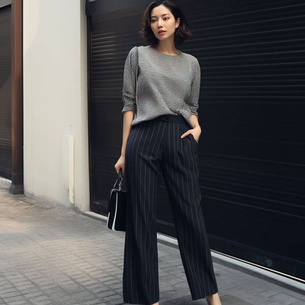 藏青色裤子配什么颜色上衣,藏青裤装优雅配色指南:精选搭配色系全攻略