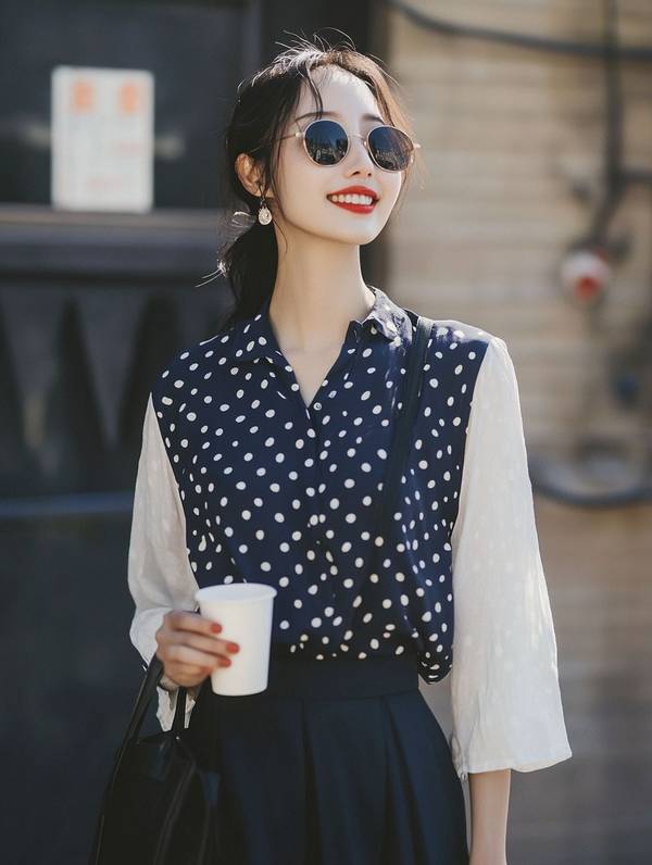 深蓝色配什么颜色好看，深蓝为底三色配，经典和谐更出彩